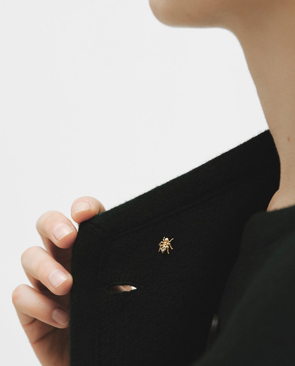 Pin Banhado em Ouro Amarelo com Cristal e Forma de Formiga Transparente-4