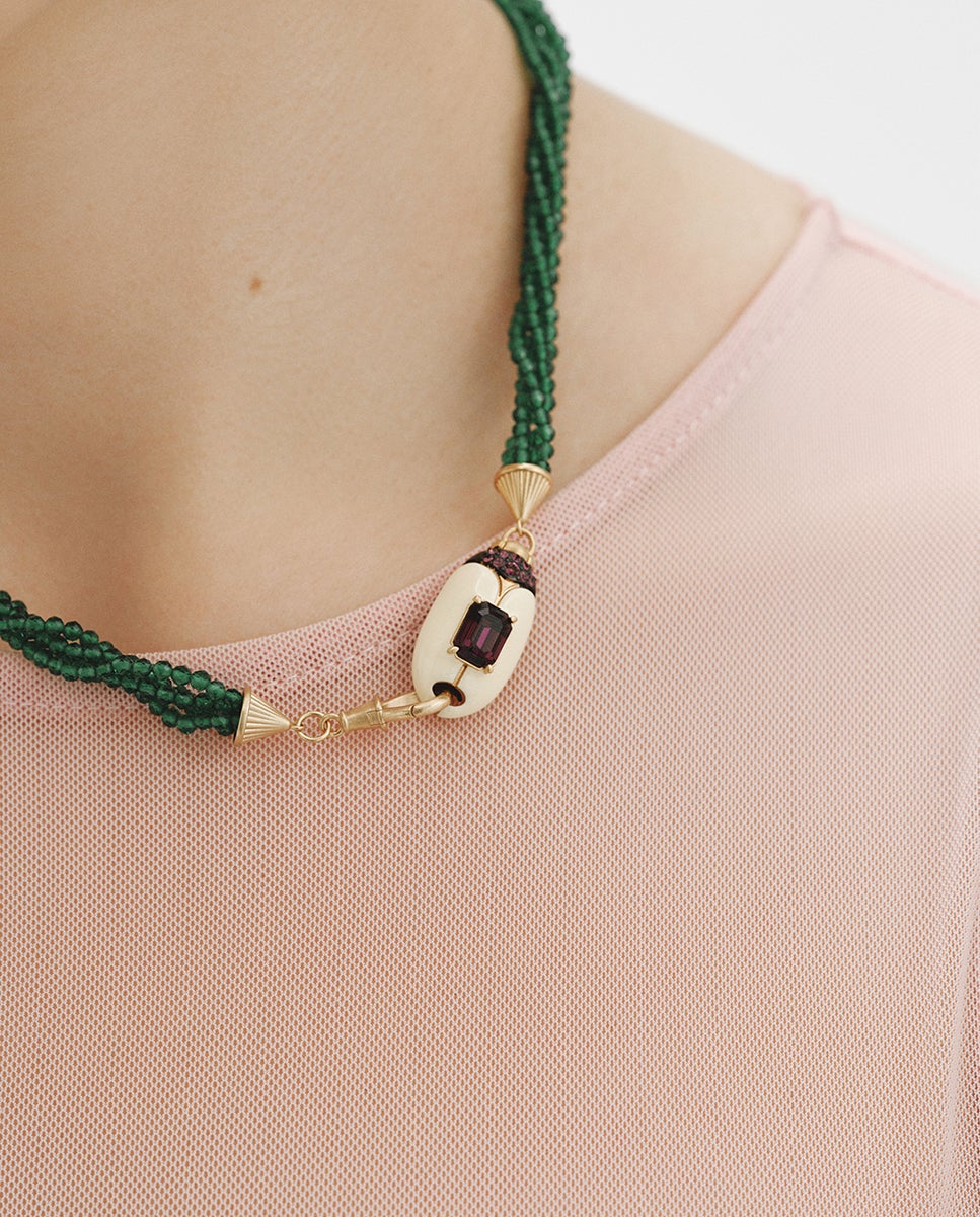 Colar Banhado em Ouro Amarelo com Missangas de Cristais Verdes e Forma de Escaravelho com Cristais Vermelhos Dourado-2