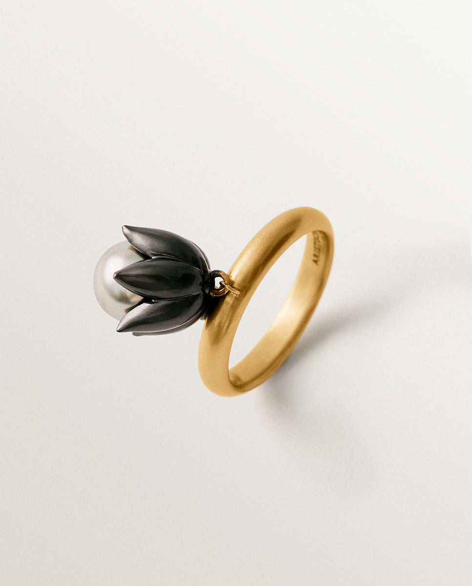 Imagem 0 de Anel Bicolor Banhado em Ouro Amarelo com Acabamento Gunmetal, Pérola Cinzenta e Forma de Flor