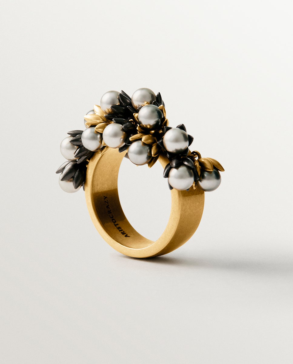 Anel Banhado a Ouro Amarelo de 18k com Acabamento Gunmetal, Pérolas Cinzentas e Motivos Florais Prateado-3