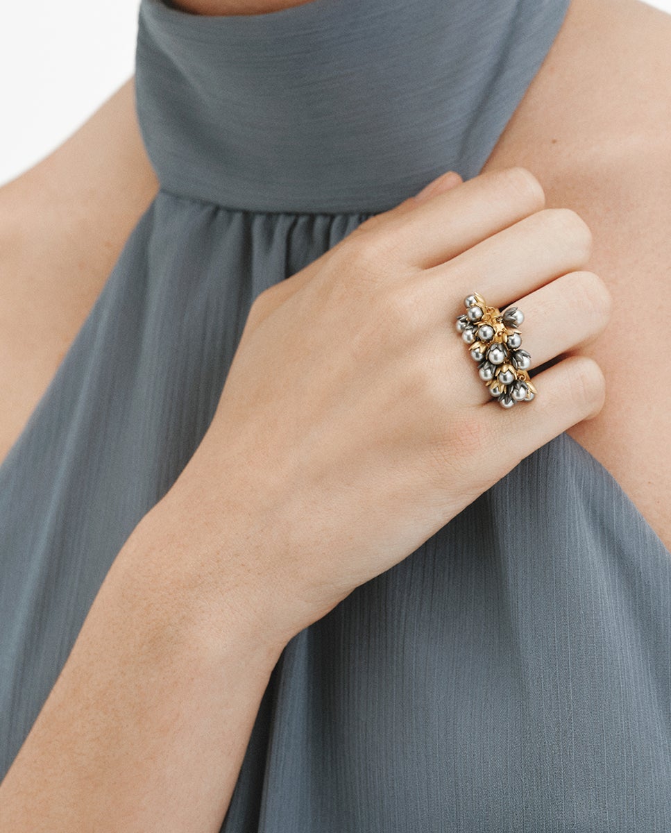 Anel Banhado a Ouro Amarelo de 18k com Acabamento Gunmetal, Pérolas Cinzentas e Motivos Florais Prateado-4