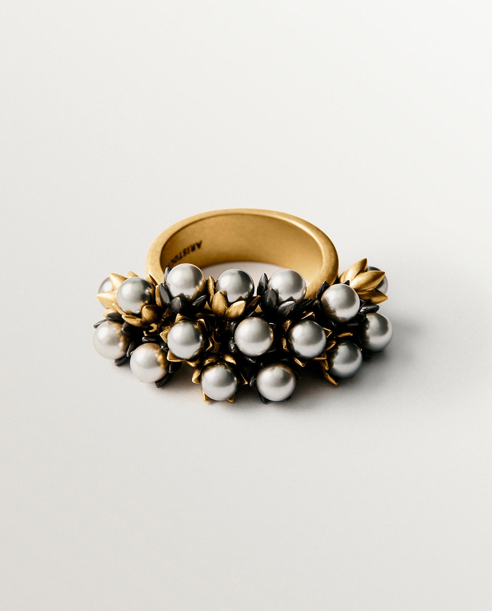 Anel Banhado a Ouro Amarelo de 18k com Acabamento Gunmetal, Pérolas Cinzentas e Motivos Florais Prateado-5