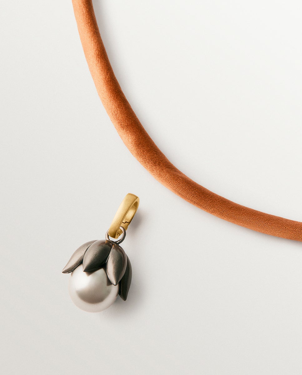Pulseira de Tecido com Charm Flor Banhada em Ouro Amarelo com Acabamento Gumetal e Pérola Cinzenta Dourado-3