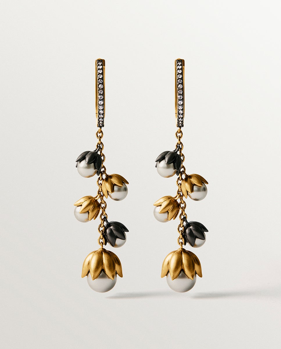 Imagem 0 de Brincos Bicolor Banhados a Ouro Amarelo com Acabamento Gunmetal, Pérolas Cinzentas, Cristais e Forma de Flor