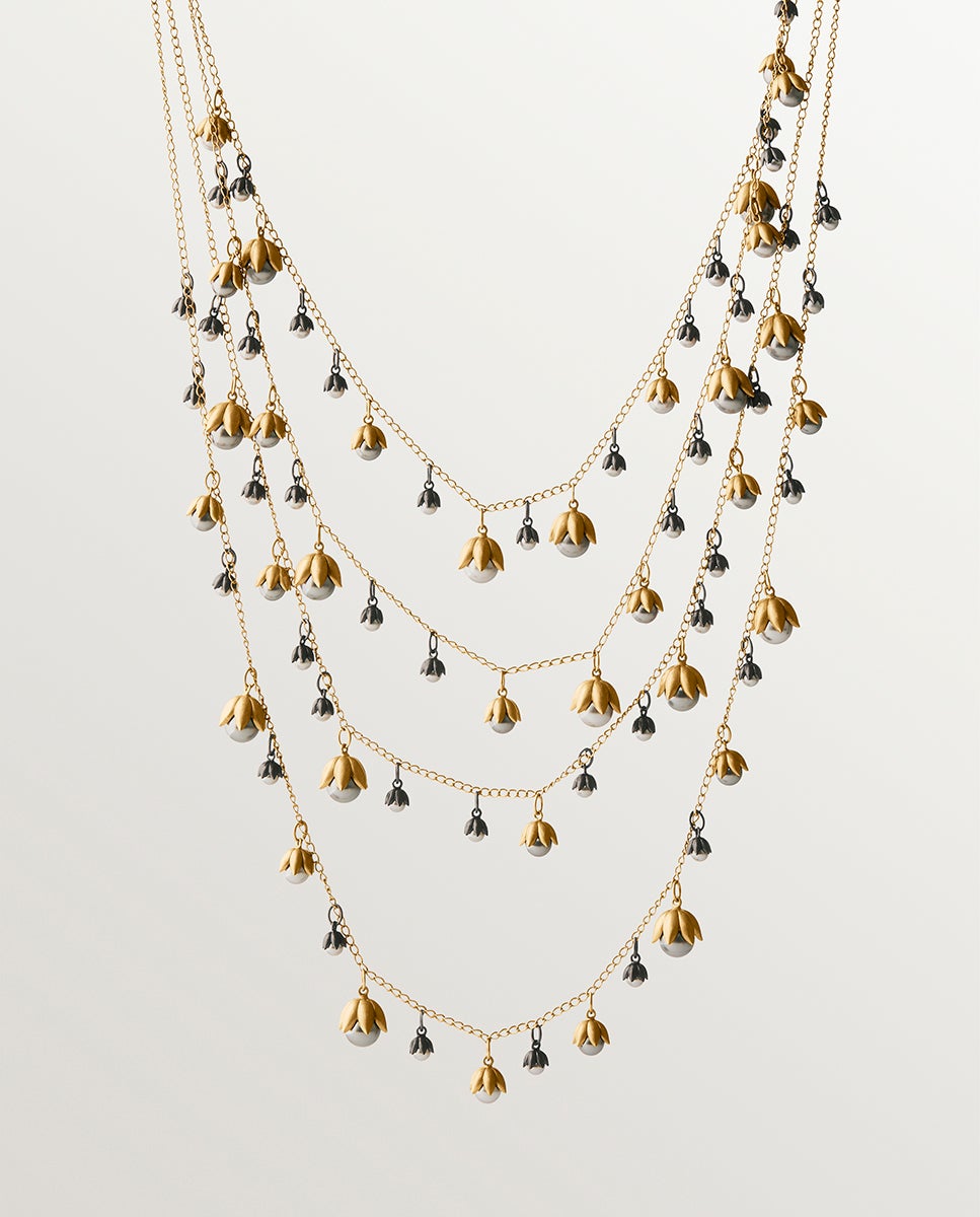 Imagem 0 de Colar Bicolor Banhado em Ouro Amarelo e Acabado Gunmetal com Pérolas Cinzentas e Motivos Florais