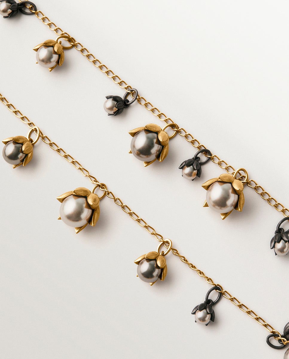 Colar Bicolor Banhado em Ouro Amarelo e Acabado Gunmetal com Pérolas Cinzentas e Motivos Florais Branco-3