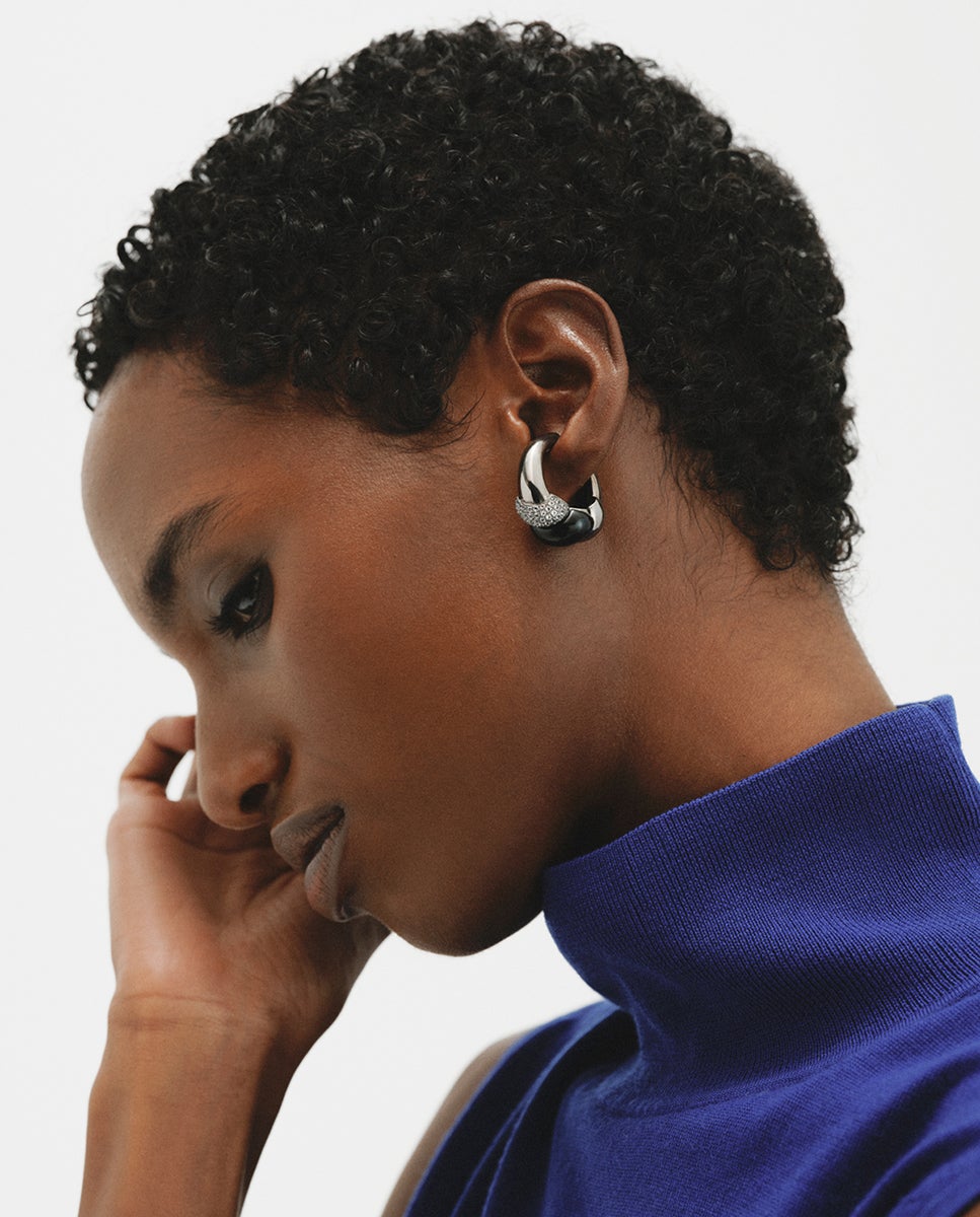 Brinco Earcuff Individual de Prata 925 com Acabamento Gun Metal, Topázios Brancos e Ônix Preto Preto-4