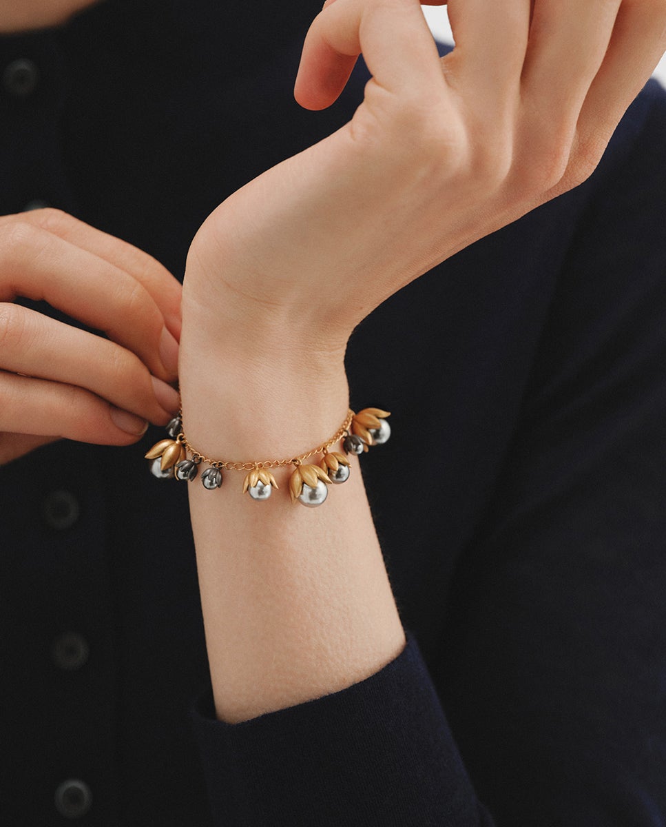 Pulseira Bicolor Banhada em Ouro Amarelo e Acabamento Gunmetal com Pérolas Cinzentas e Motivos Florais Branco-2