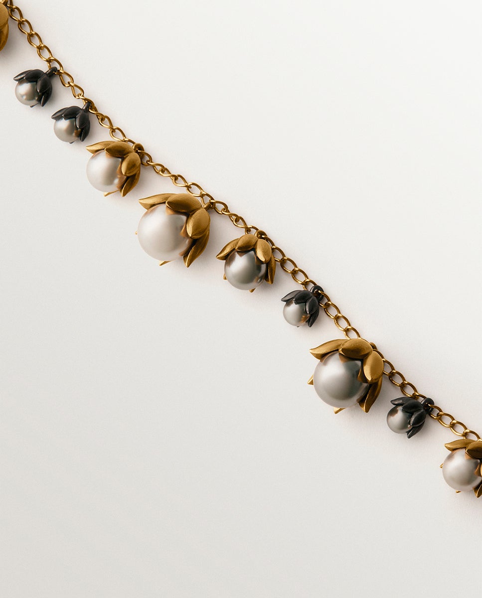 Pulseira Bicolor Banhada em Ouro Amarelo e Acabamento Gunmetal com Pérolas Cinzentas e Motivos Florais Branco-3