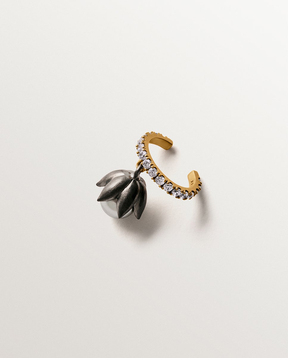 Imagem 0 de Brinco Individual Bicolor Banhado a Ouro Amarelo com Acabamento Gunmetal, Pérolas Cinzentas, Cristais e Forma de Flor