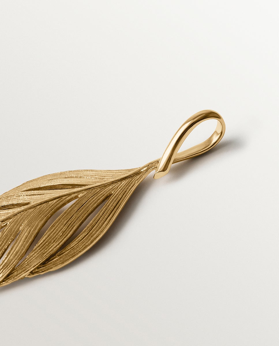 Charm Banhado a Ouro Amarelo de 18k com Forma de Folha Dourado-3