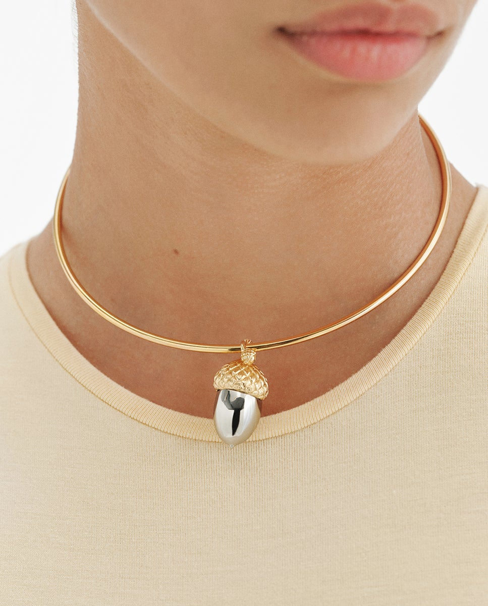 Charm Bicolor Banhado a Ouro Amarelo 18k e com Forma de Bolota Dourado-2