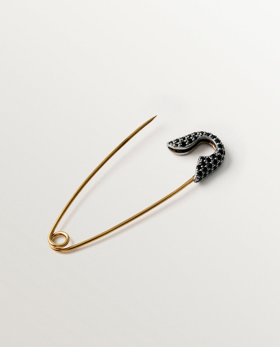 Charm Banhado a Ouro Amarelo com Espinelas Negras e Forma de Alfinete de Ama Preto-3