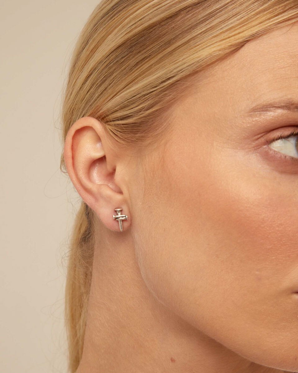 Piercing Banhado em Prata de Lei com Forma de Cruz Prata-4