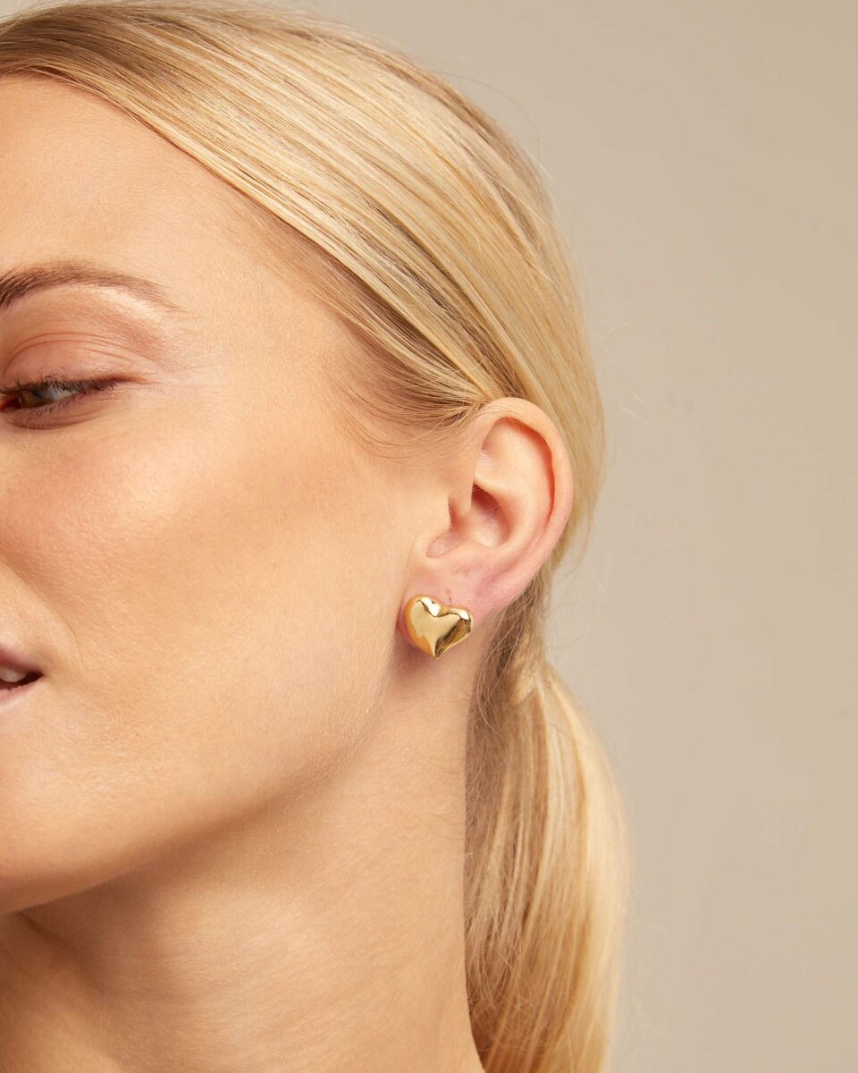 Brincos Banhados a Ouro de 18k com Forma de Coração Médio Ouro-4