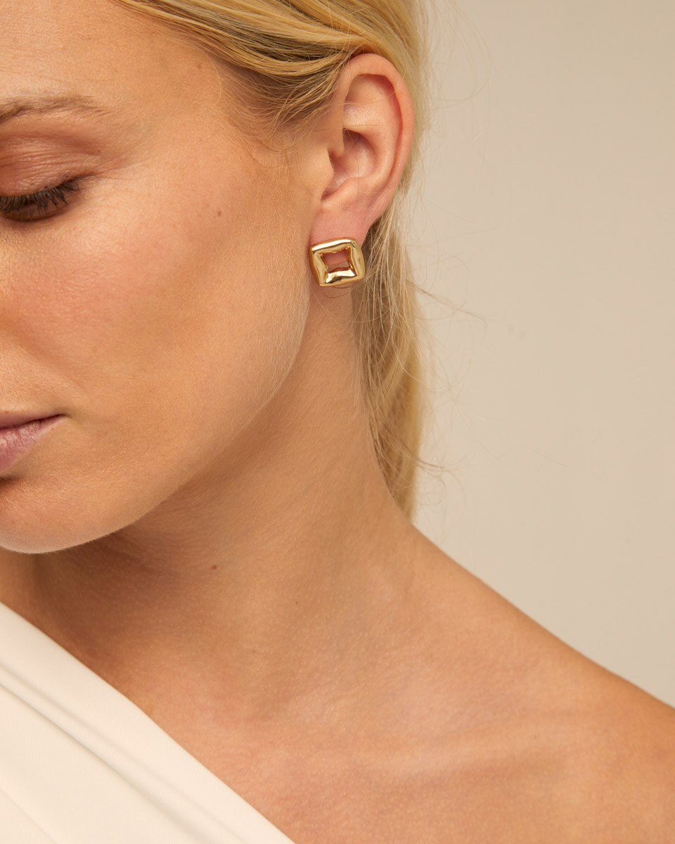 Brincos Banhados a Ouro 18k com Forma de Elo Pequeno Ouro-4