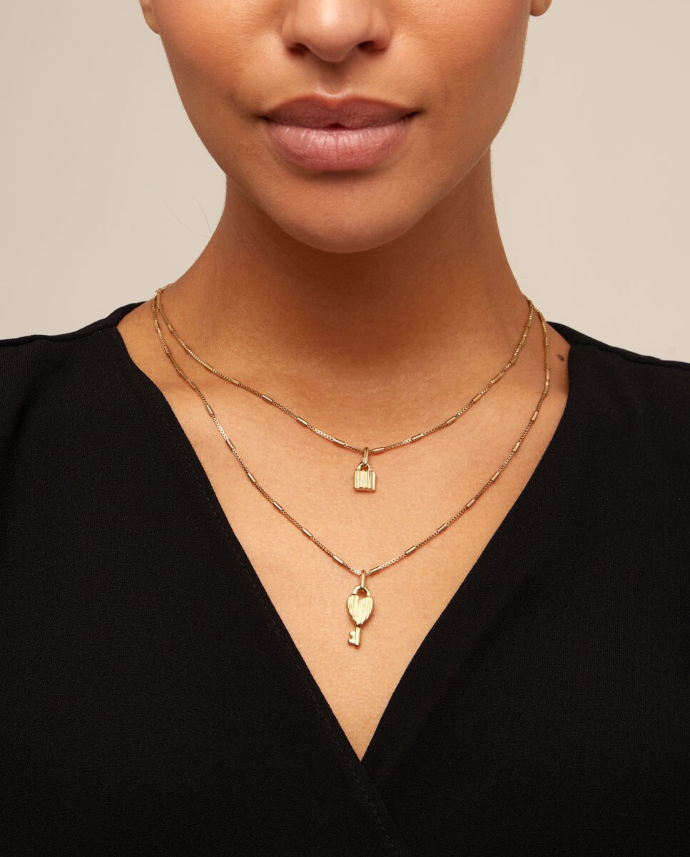 Pendentes Banhados a Ouro 18k com 2 Correntes e Charms de Chave e Cadeado Prata-3