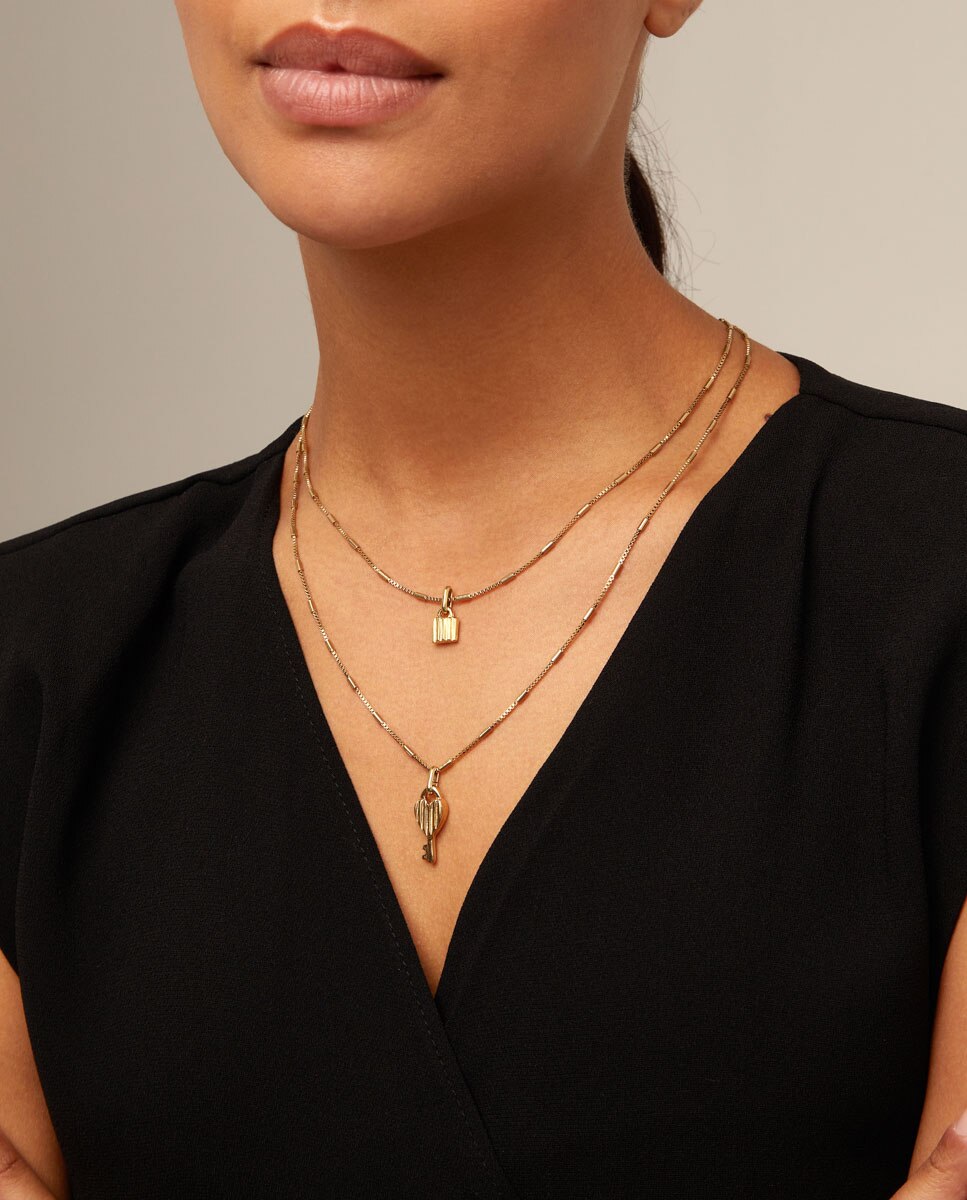 Pendentes Banhados a Ouro 18k com 2 Correntes e Charms de Chave e Cadeado Prata-4