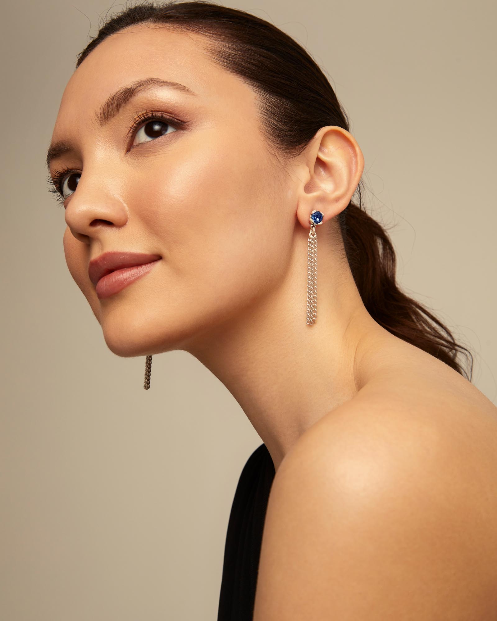 Brincos Banhados em Prata de Lei com 1 Cristal Facetado Azul e 3 Correntes Prata-4