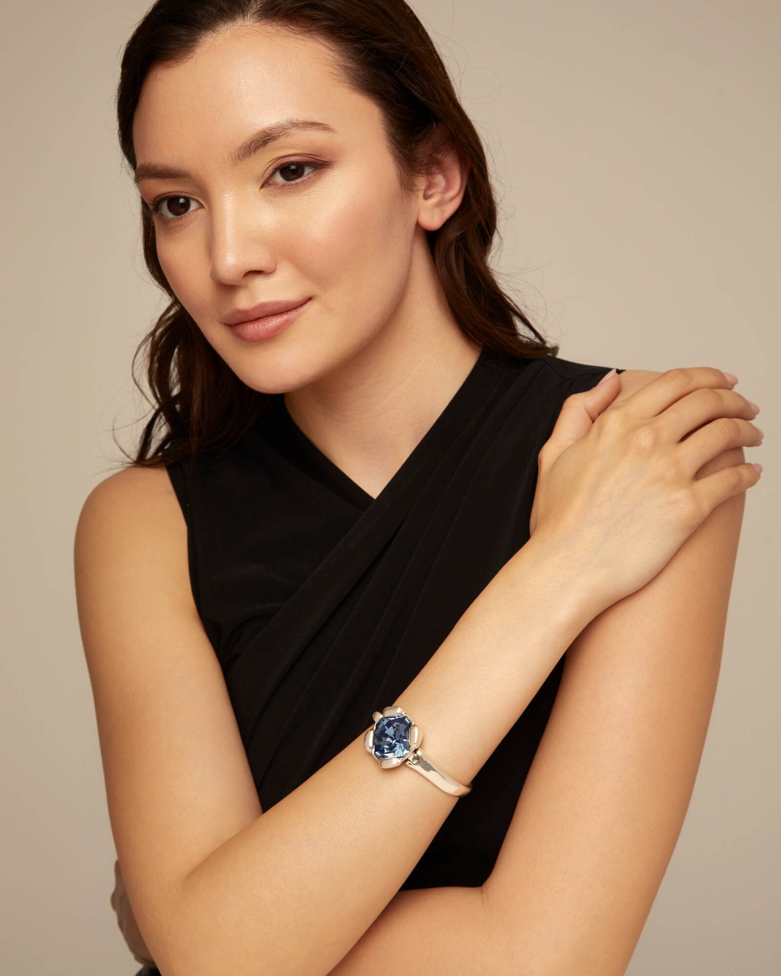Pulseira Rígida Banhada em Prata de Lei com Cristal Facetado Azul Grande Central Prata-5