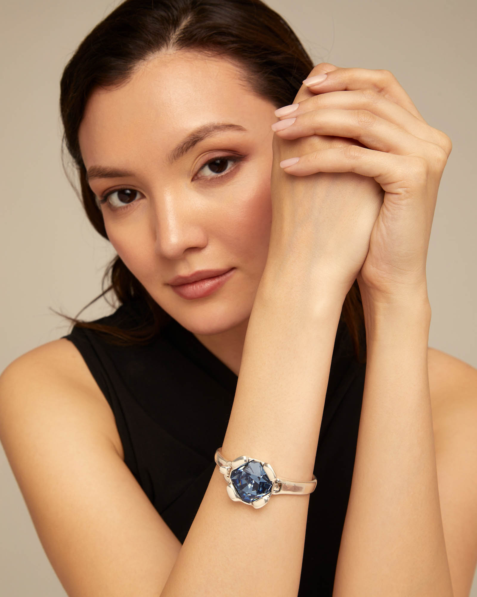 Pulseira Rígida Banhada em Prata de Lei com Cristal Facetado Azul Grande Central Prata-6