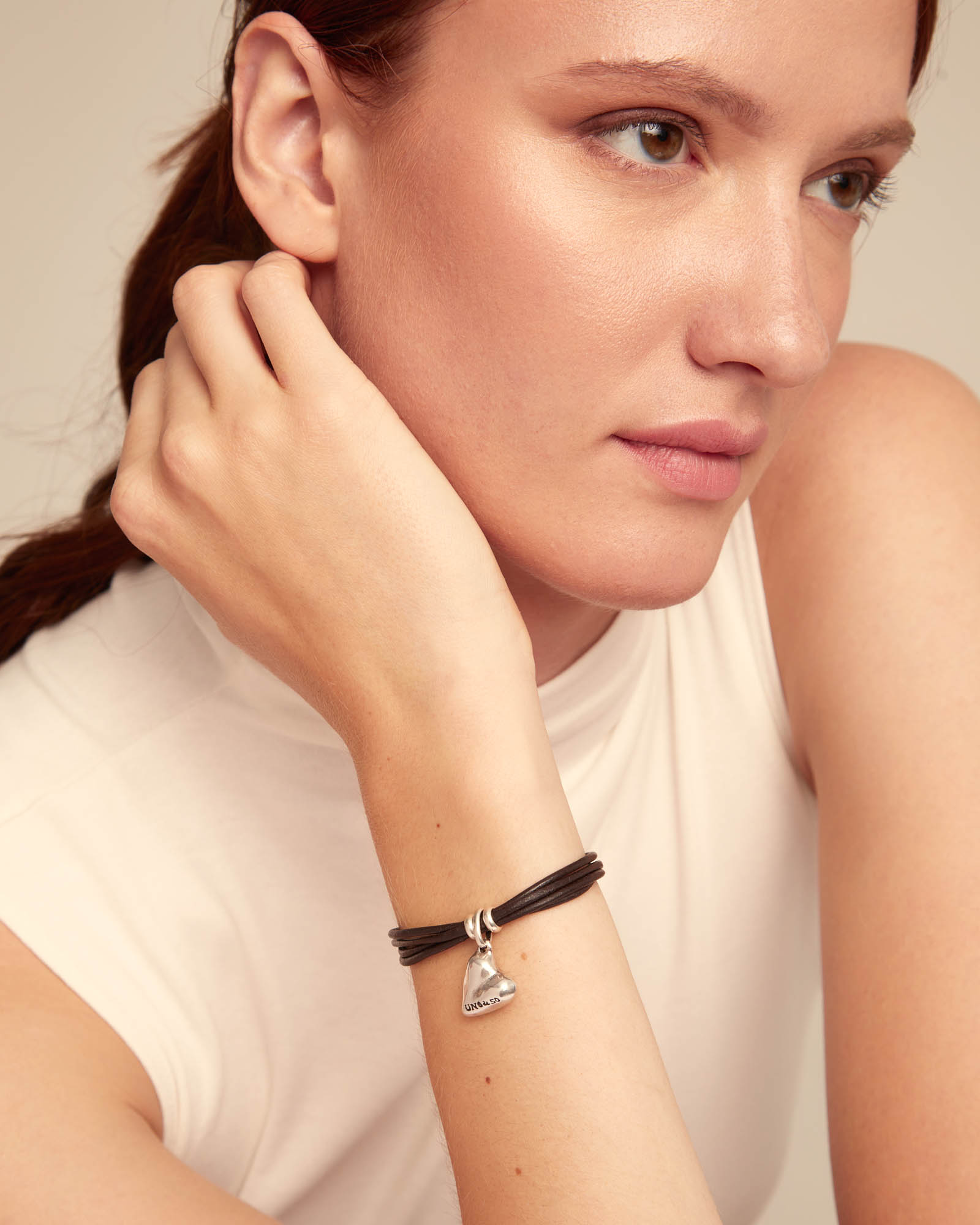 Pulseira com 4 Tiras de Couro e Charm de Coração Banhada em Prata de Lei Prata-4