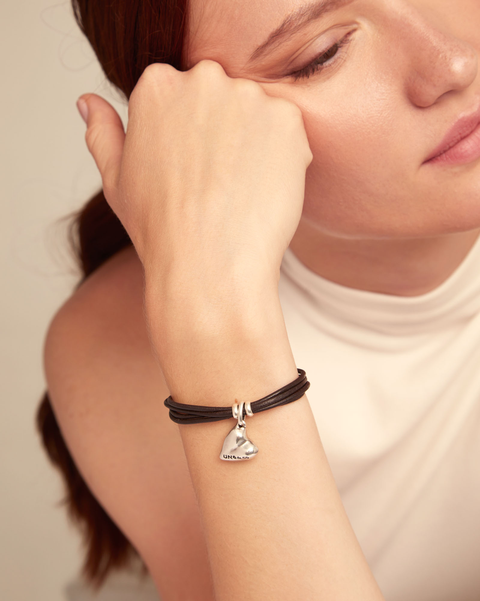 Pulseira com 4 Tiras de Couro e Charm de Coração Banhada em Prata de Lei Prata-5