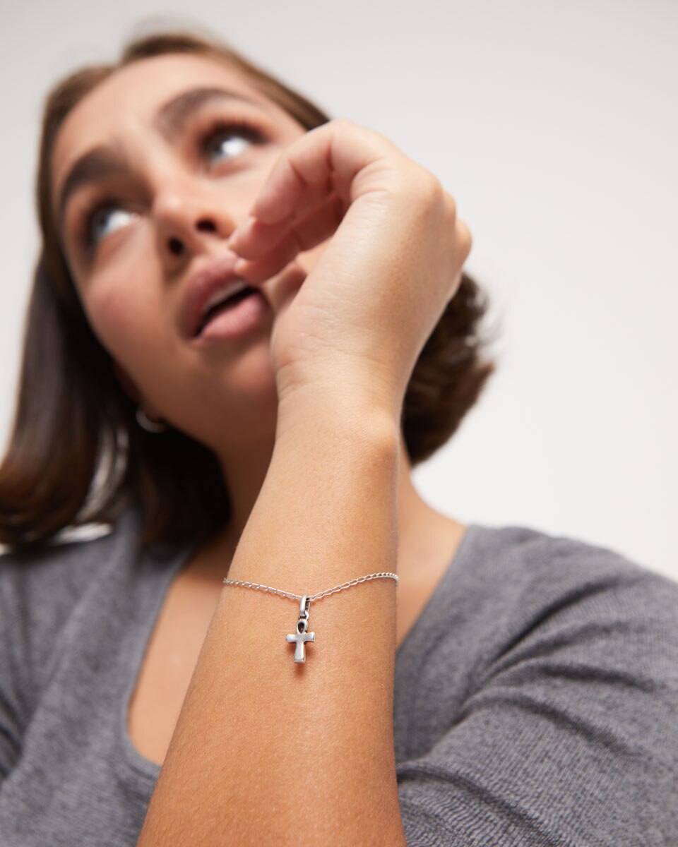 Charm Banhado em Prata de Lei com Forma de Cruz Prata-3