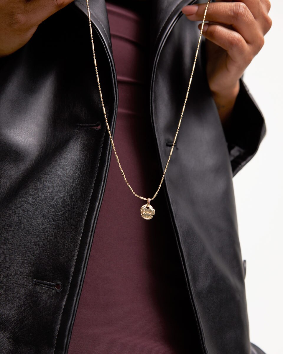 Charm Banhado a Ouro 18k com Palavra Amor Ouro-2