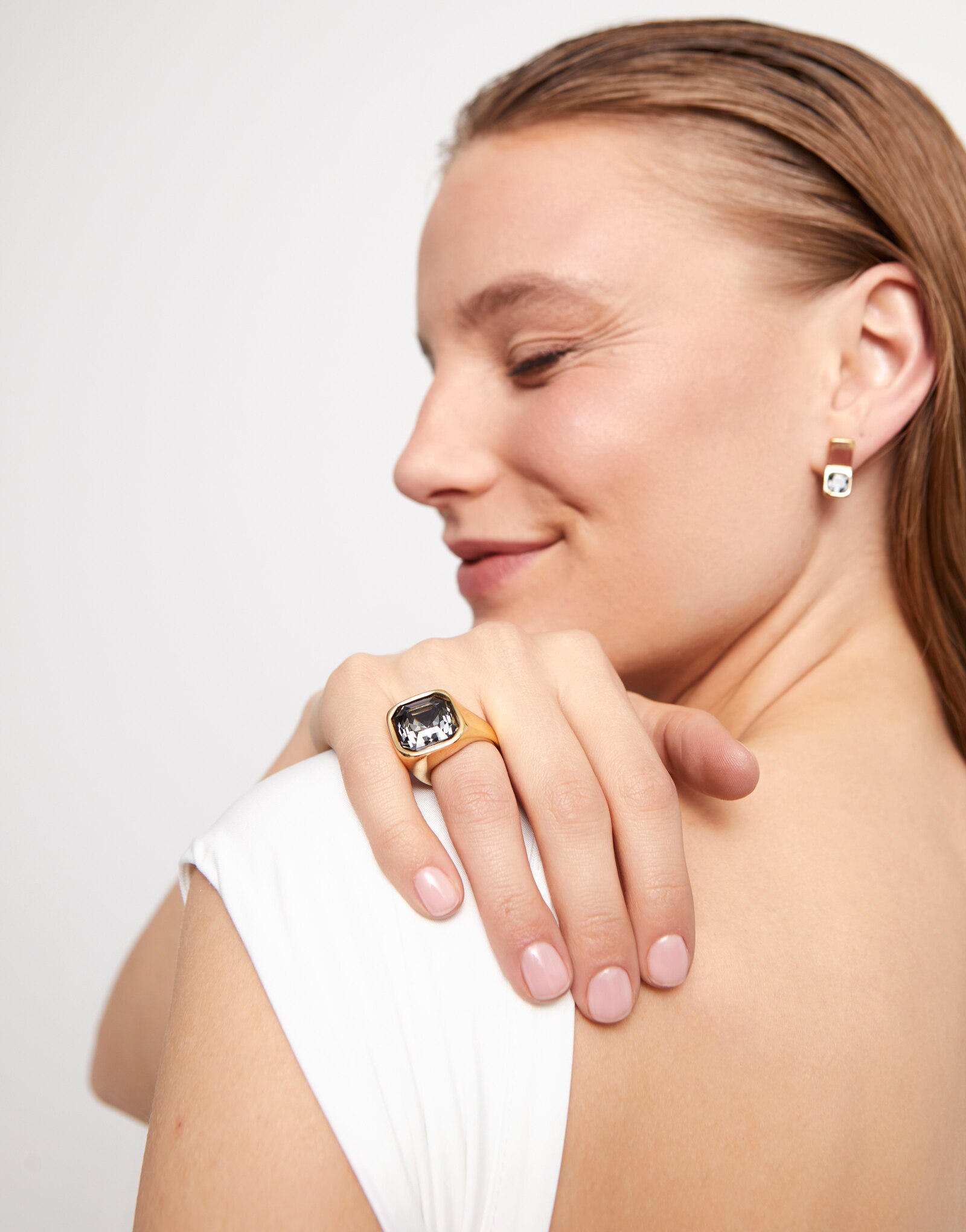 Anel Banhado a Ouro 18k com Acabamento em Forma Quadrada e Cristal Cinzento Ouro-4