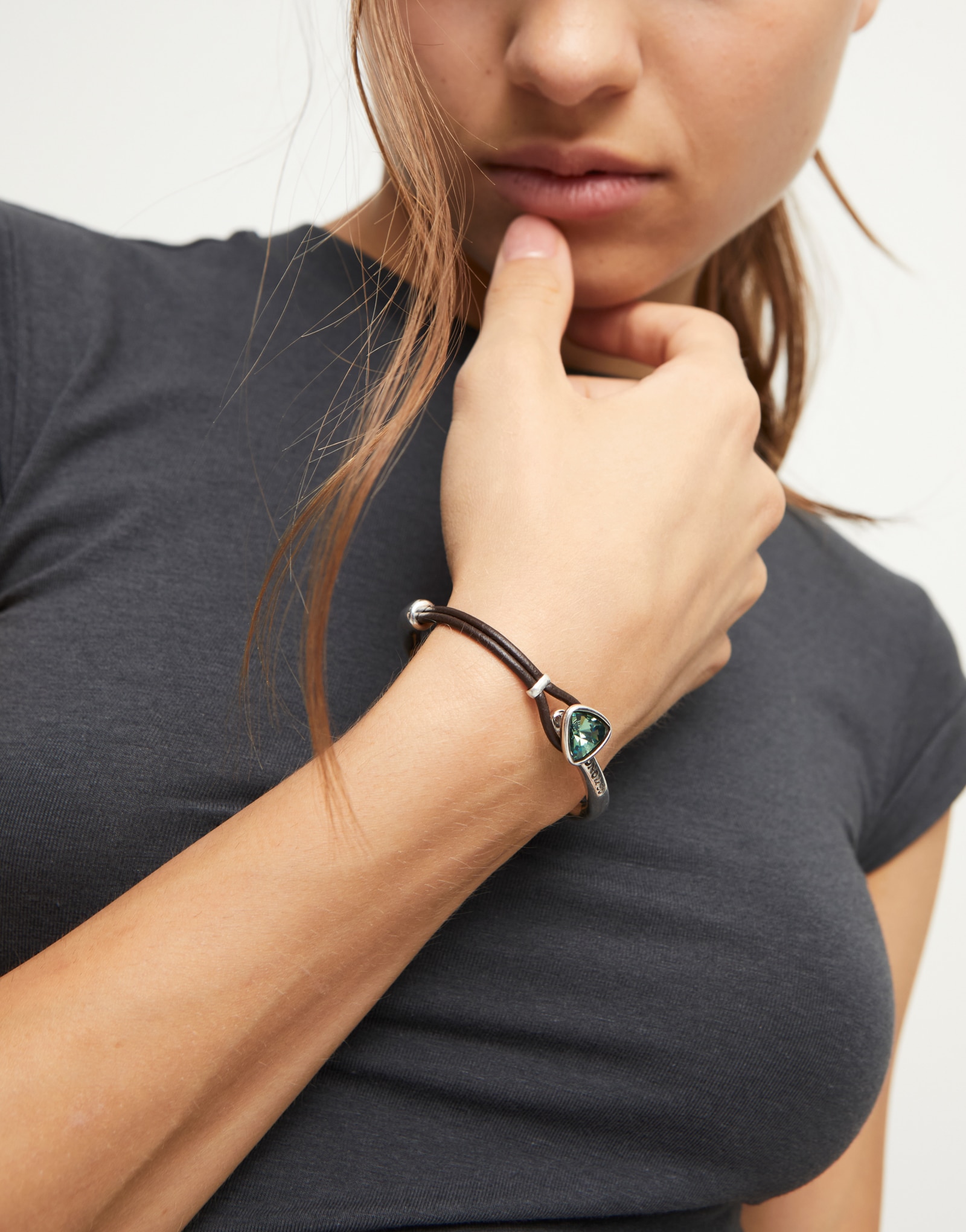Pulseira Fina Banhada em Prata de Lei com Couro e Cristal Facetado Prata-5