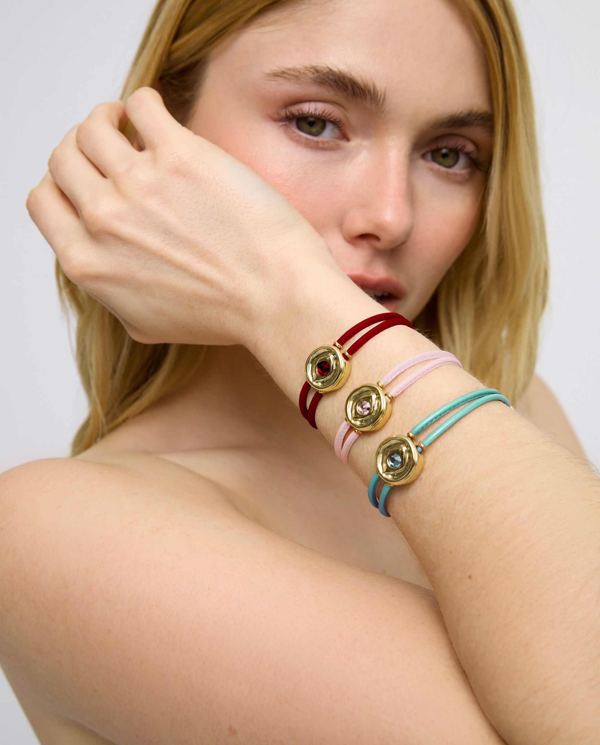 Pulseira de Couro Vermelha com Detalhe de Olho Banhado em Ouro 18k e Cristal Ouro-5