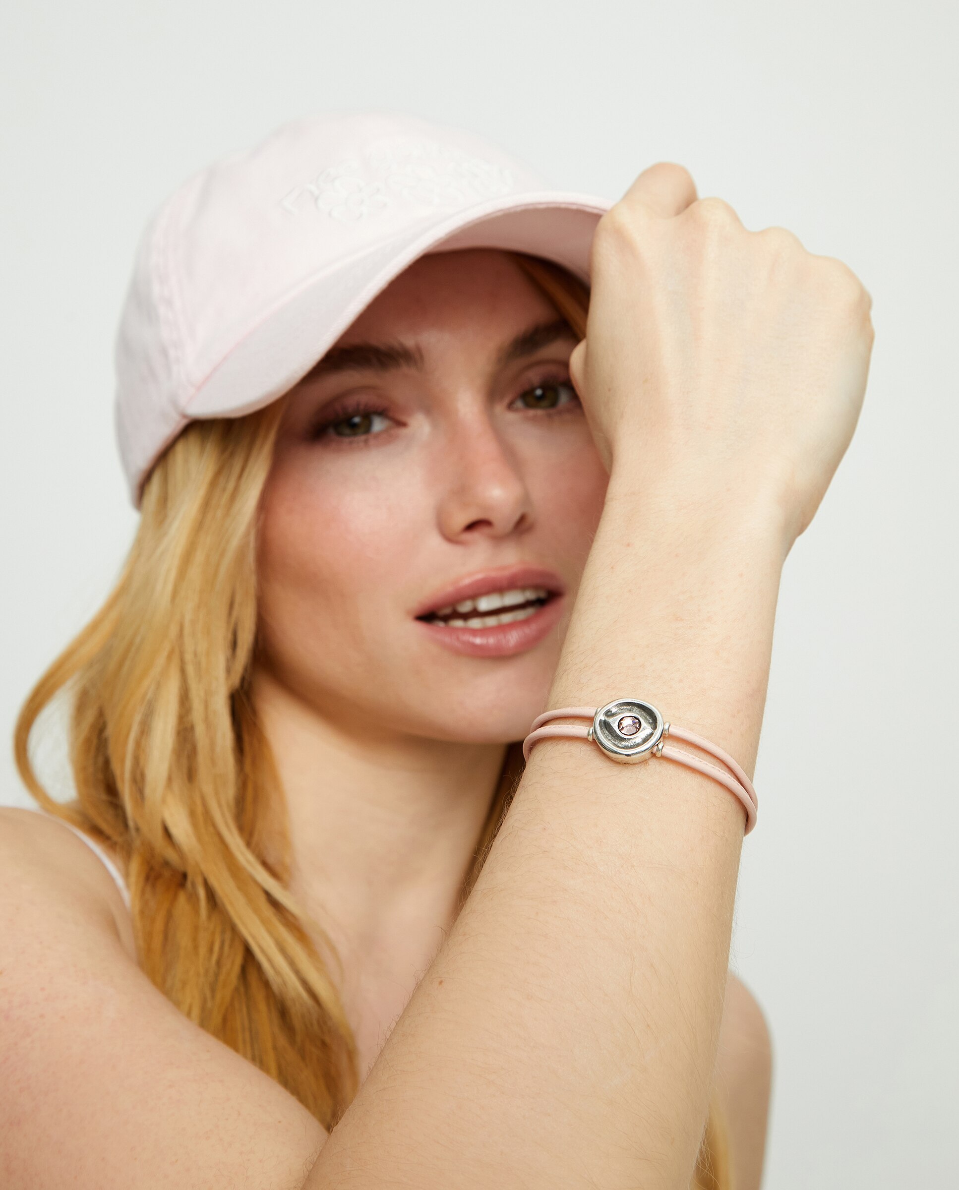 Pulseira de Couro Claro com Detalhe de Olho Banhado em Prata e Cristal Prata-5