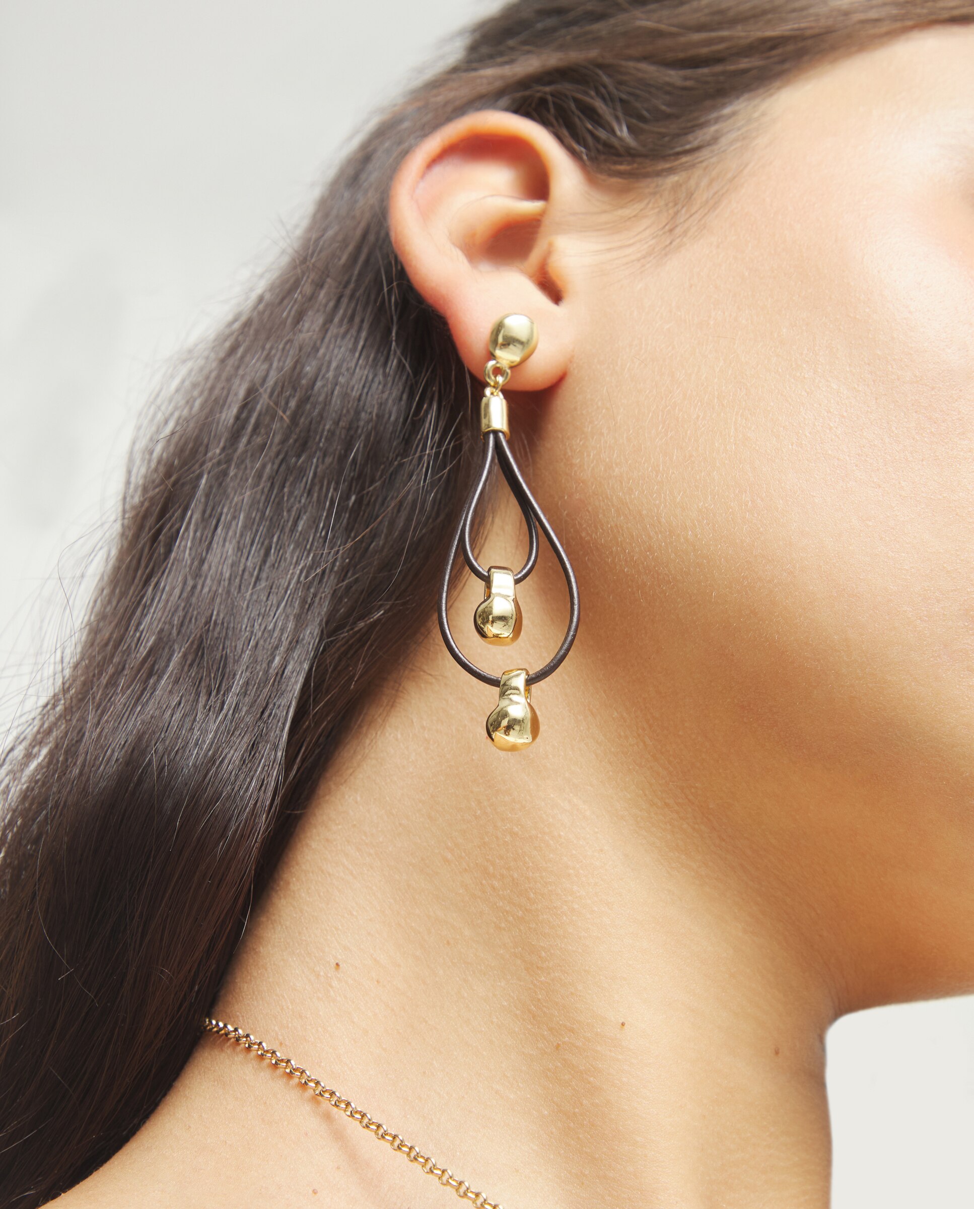 Brincos de Couro Duplo com Detalhe de Esfera Banhado em Ouro 18k Ouro-5