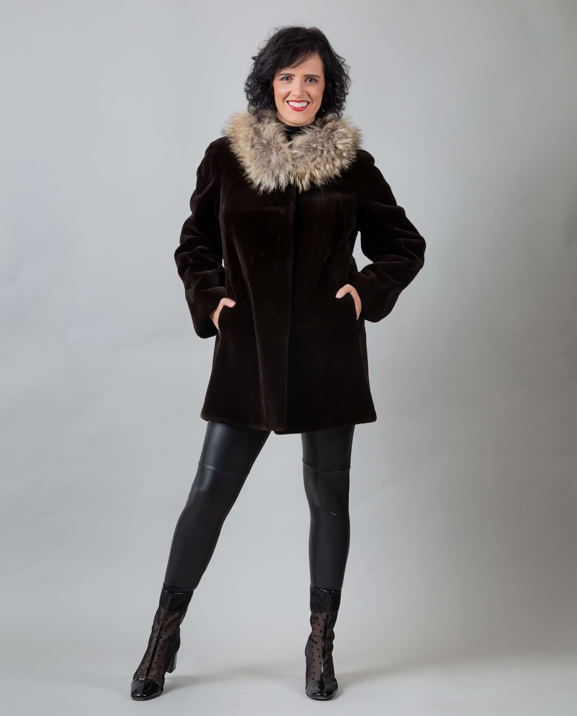 Imagem 0 de Sobretudo em Pelo de Vison Acetinado com Bolsos Verticais