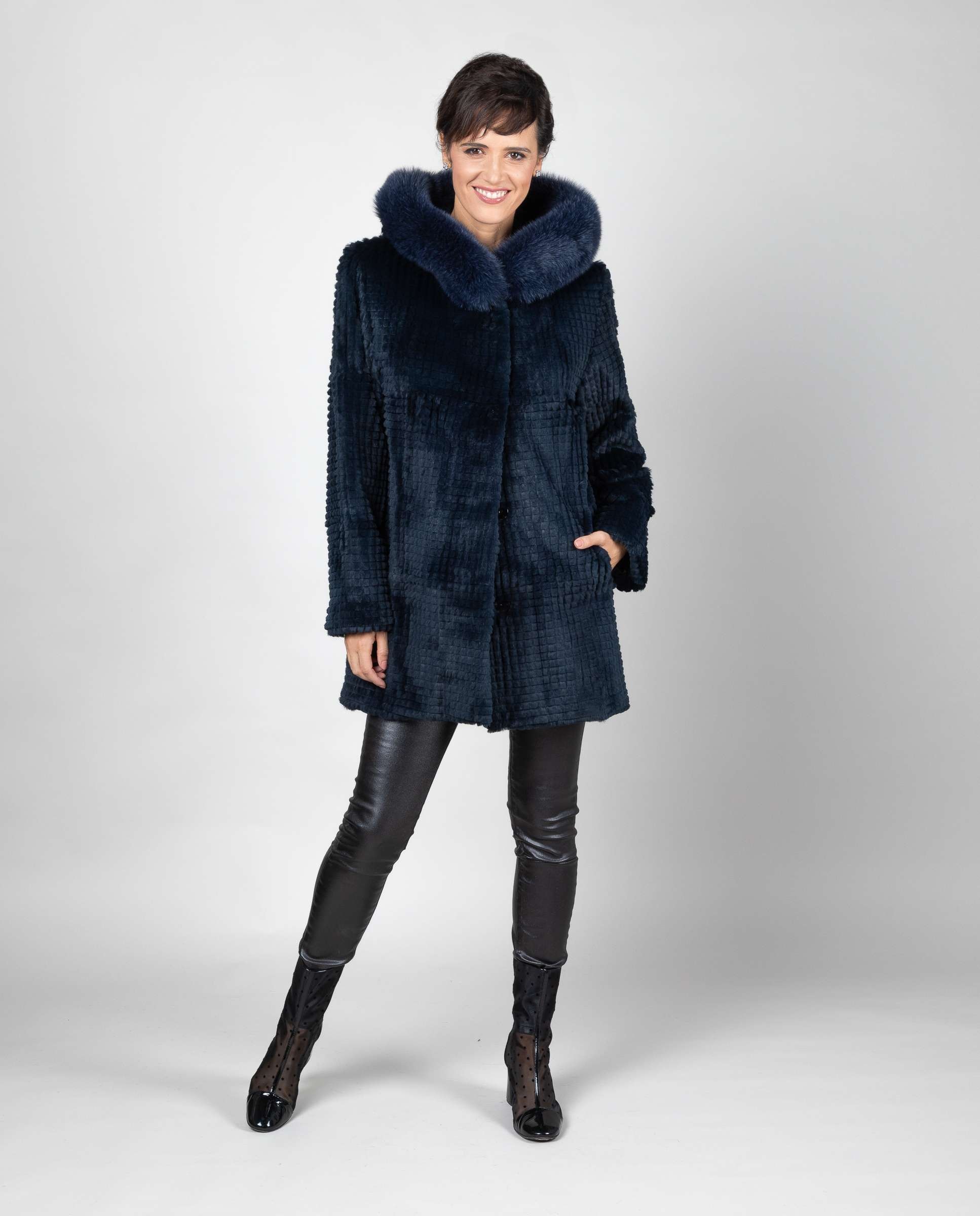 Imagem 0 de Sobretudo em Pelo de Rex Trabalhado Aos Quadrados e Capuz