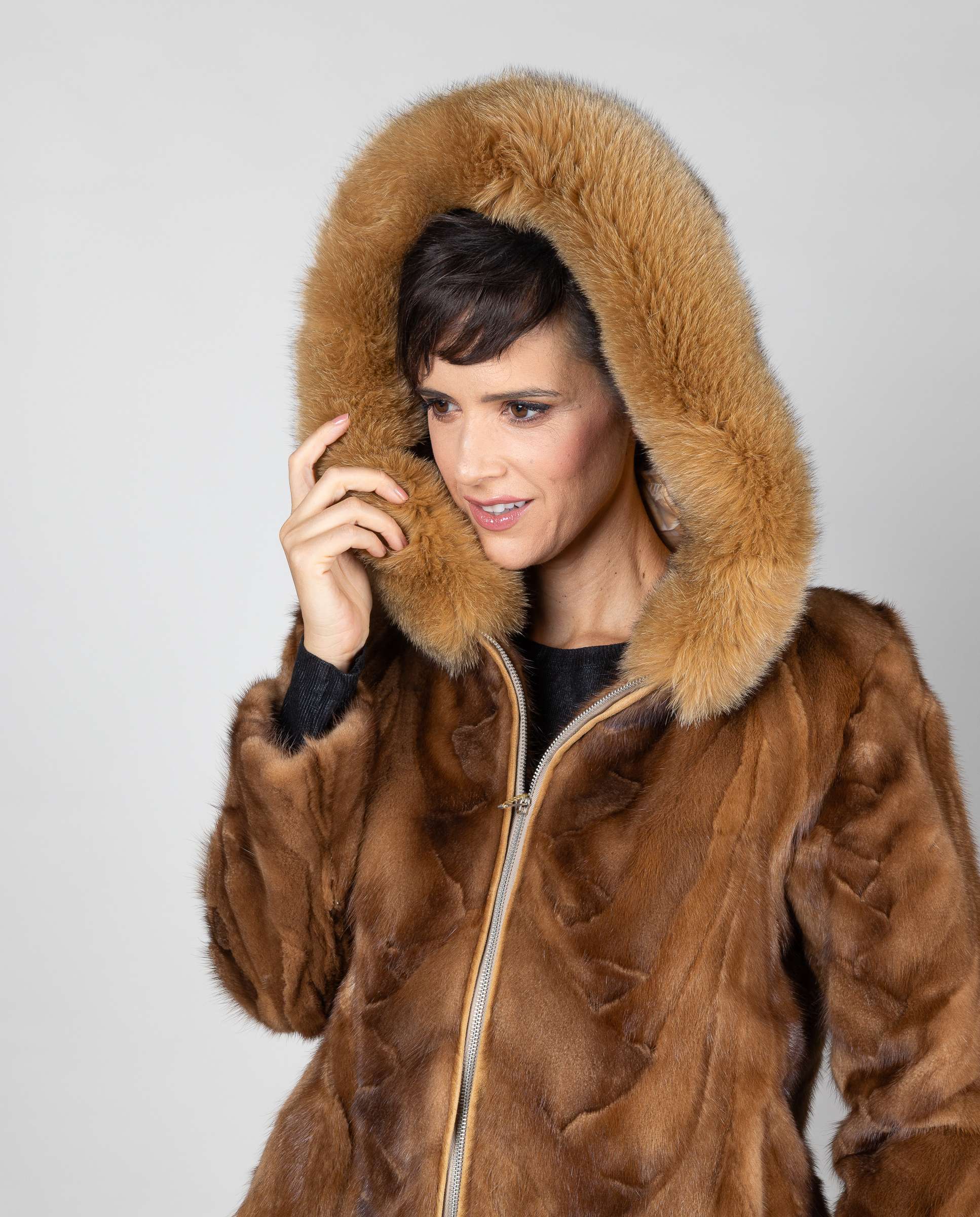 Casaco em Pelo de Vison com Capuz de Raposa Ouro-3