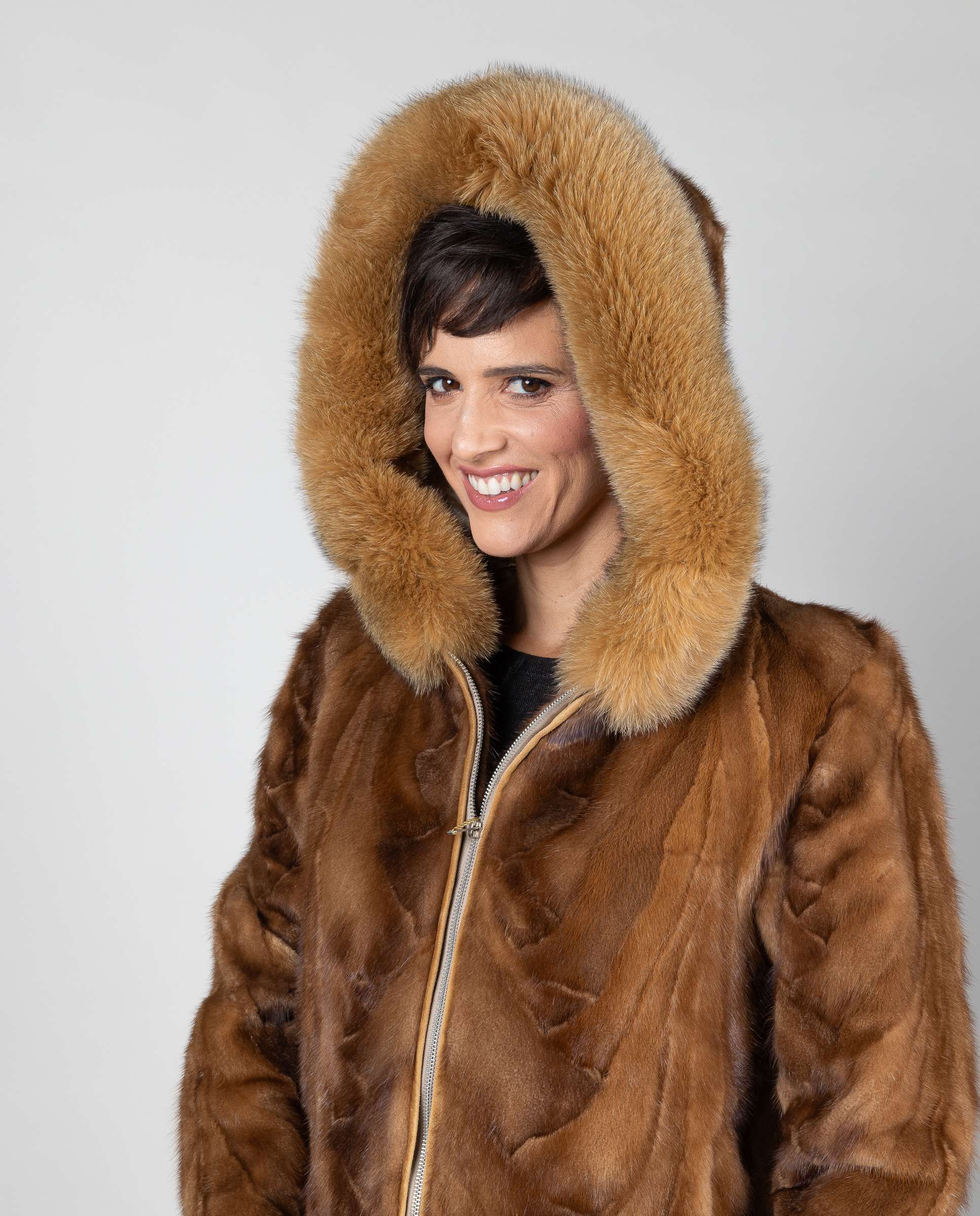 Casaco em Pelo de Vison com Capuz de Raposa Ouro-4