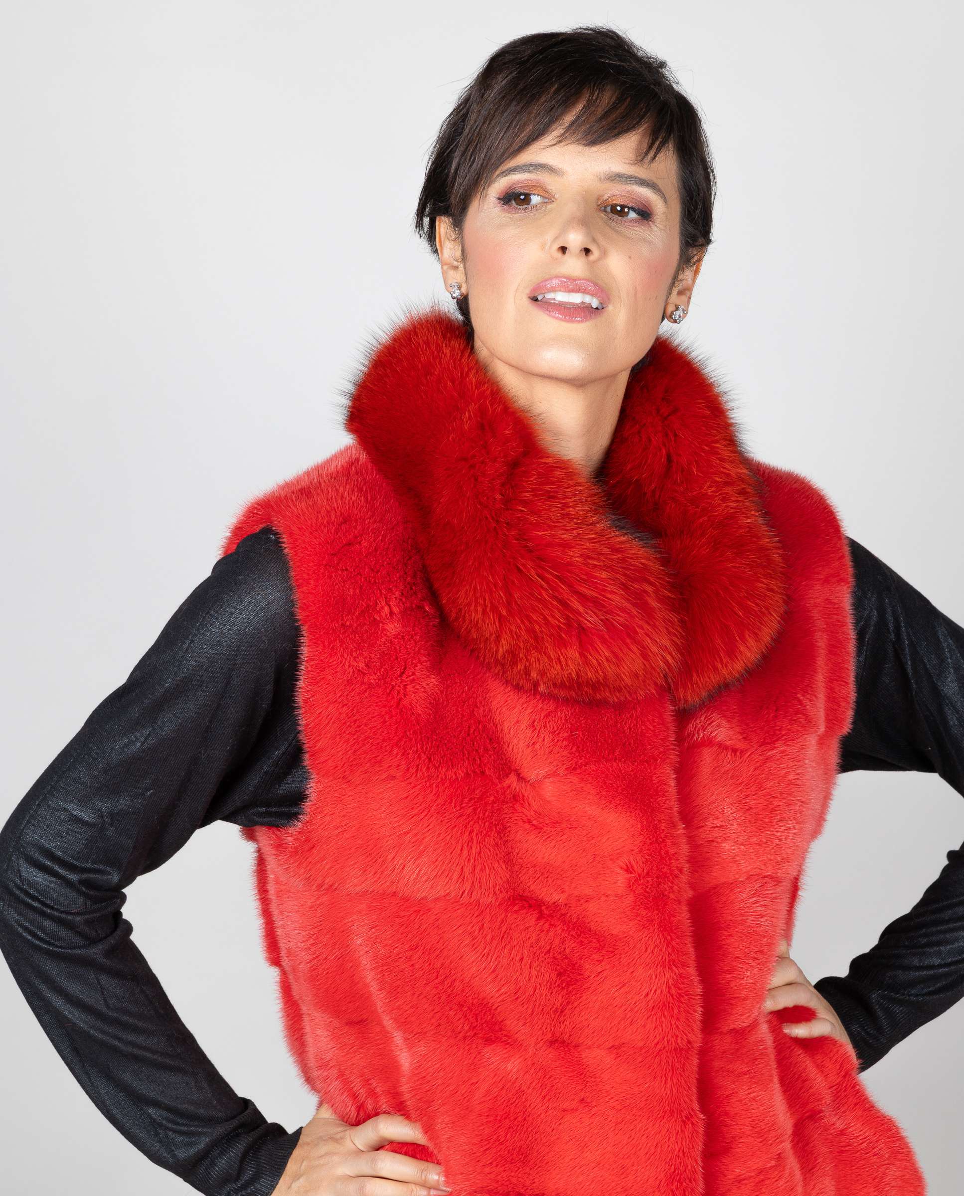 Colete Comprido em Pelo de Vison com Gola Vermelho-4