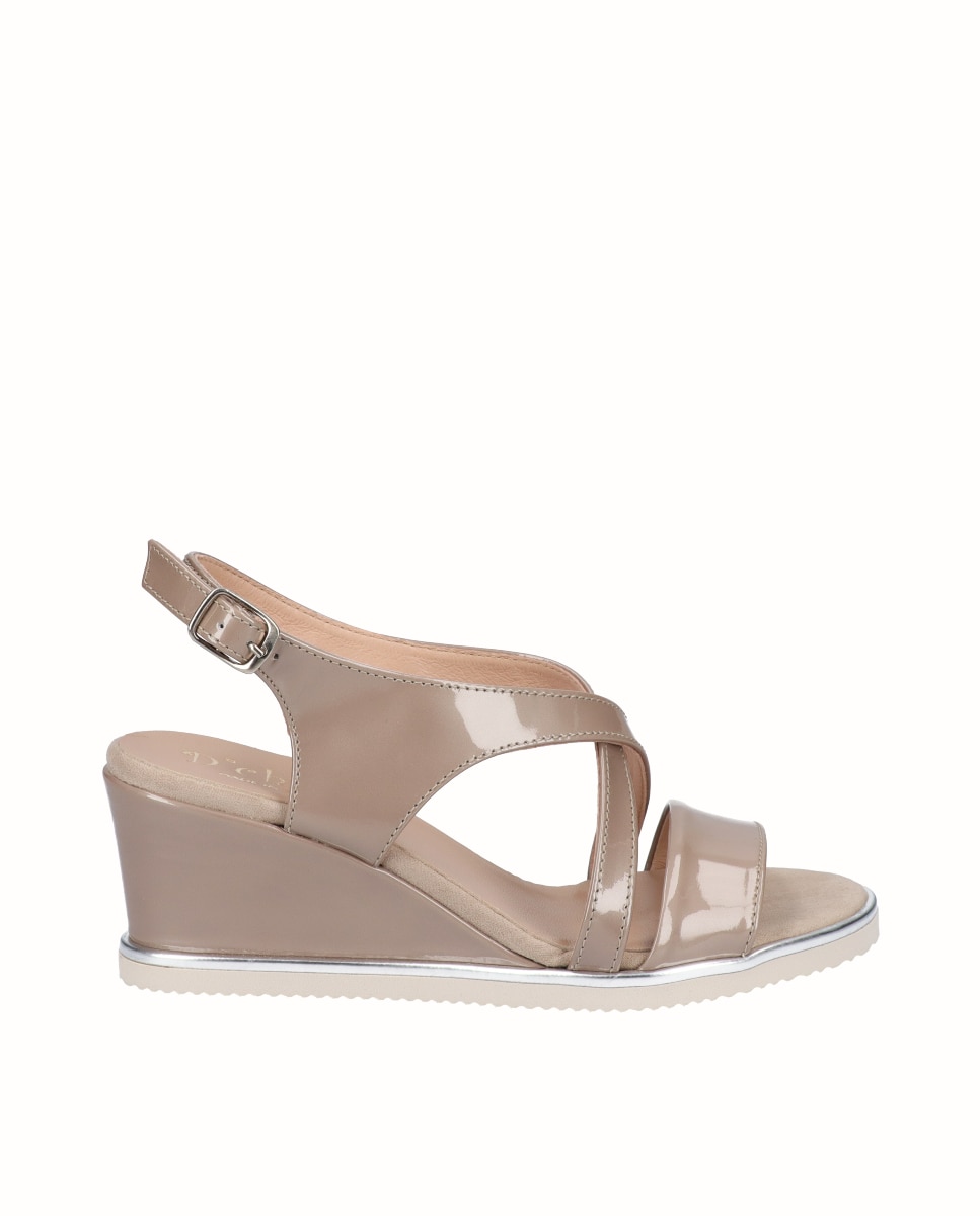 Imagem 0 de Sandálias de Cunha em Pele Verniz