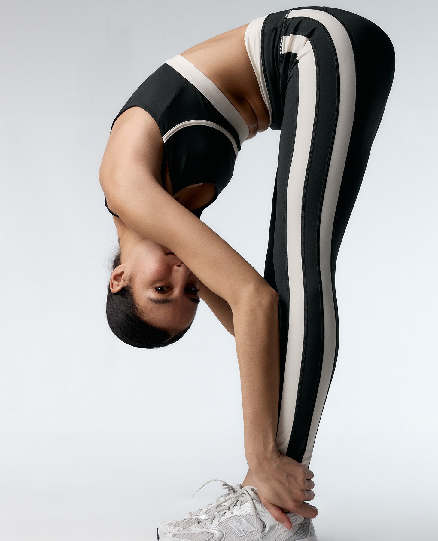 Calças Desportivas de Cintura Alta com Detalhes em Contraste Preto / Branco-7