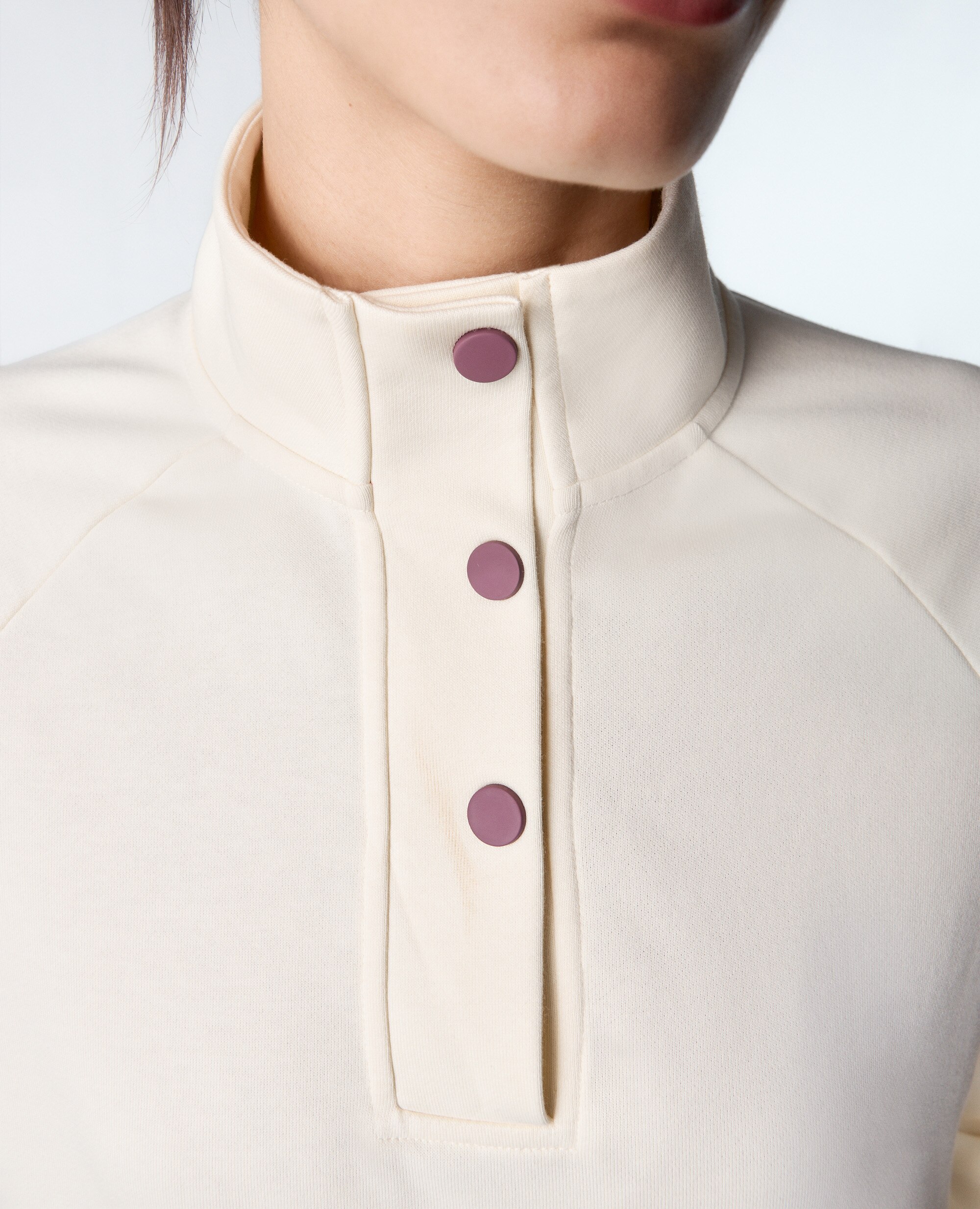 Sweatshirt Desportiva com Mangas Raglã e Gola Alta Creme-3