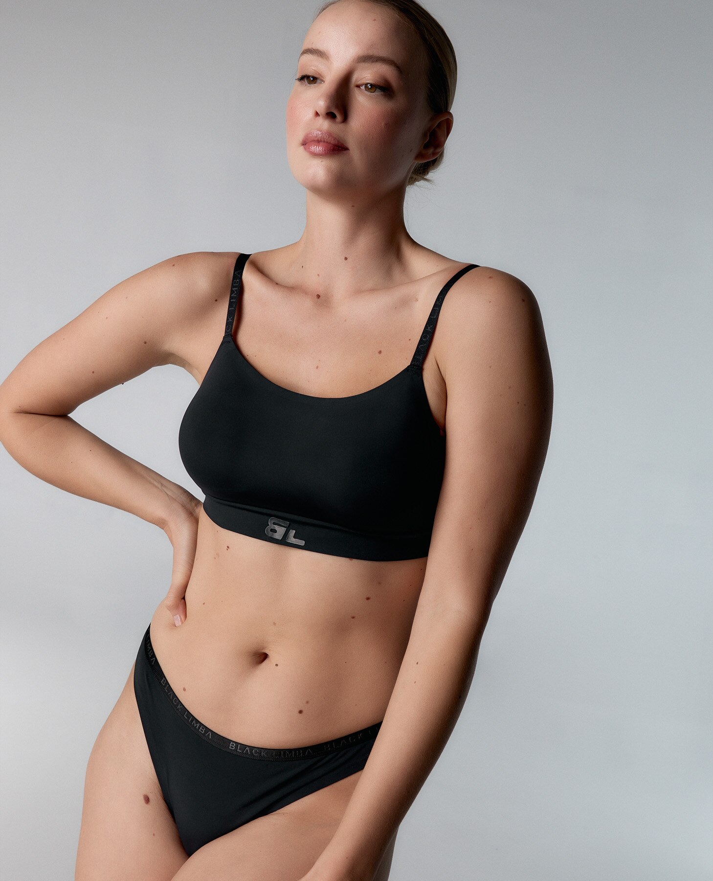 Cueca Brasileira de Microfibra com Detalhes de Mesh Preto-4