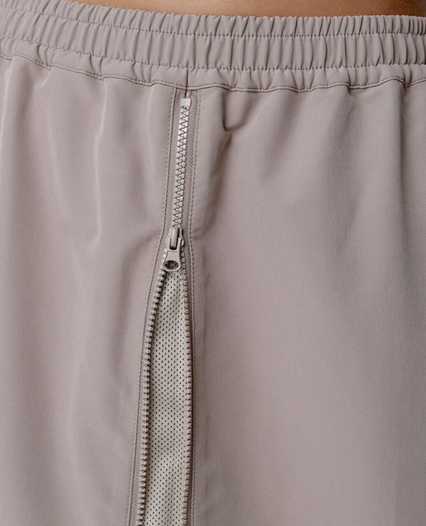 Saia Desportiva Leve com Fecho Zip Frontal Castanho-4