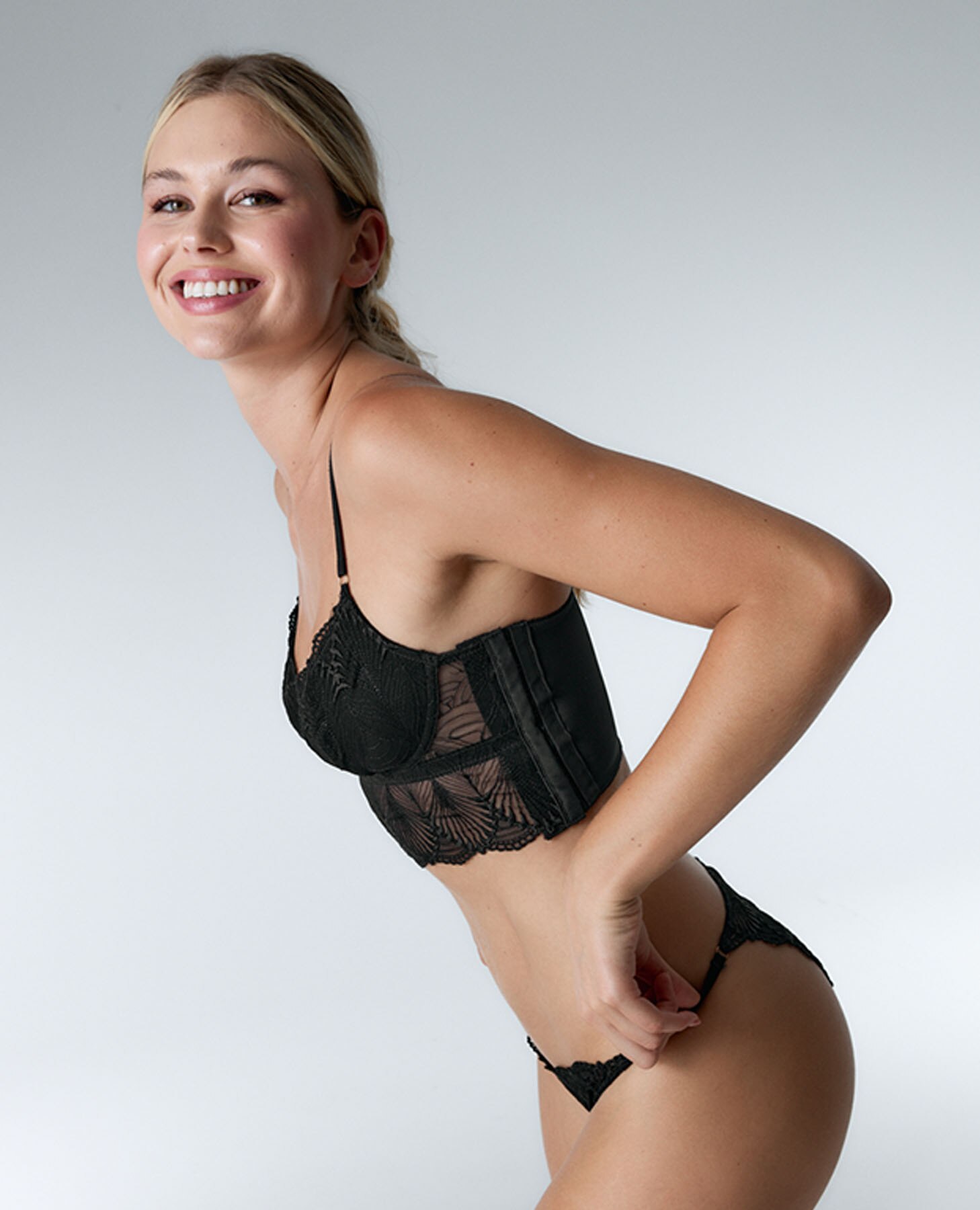 Cueca Brasileira em Tule Bordado Geométrico Preto-7