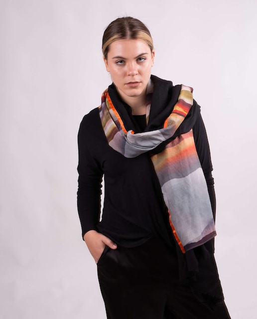 Imagem 0 de Maxi Cachecol de Lã em Preto com Estampado