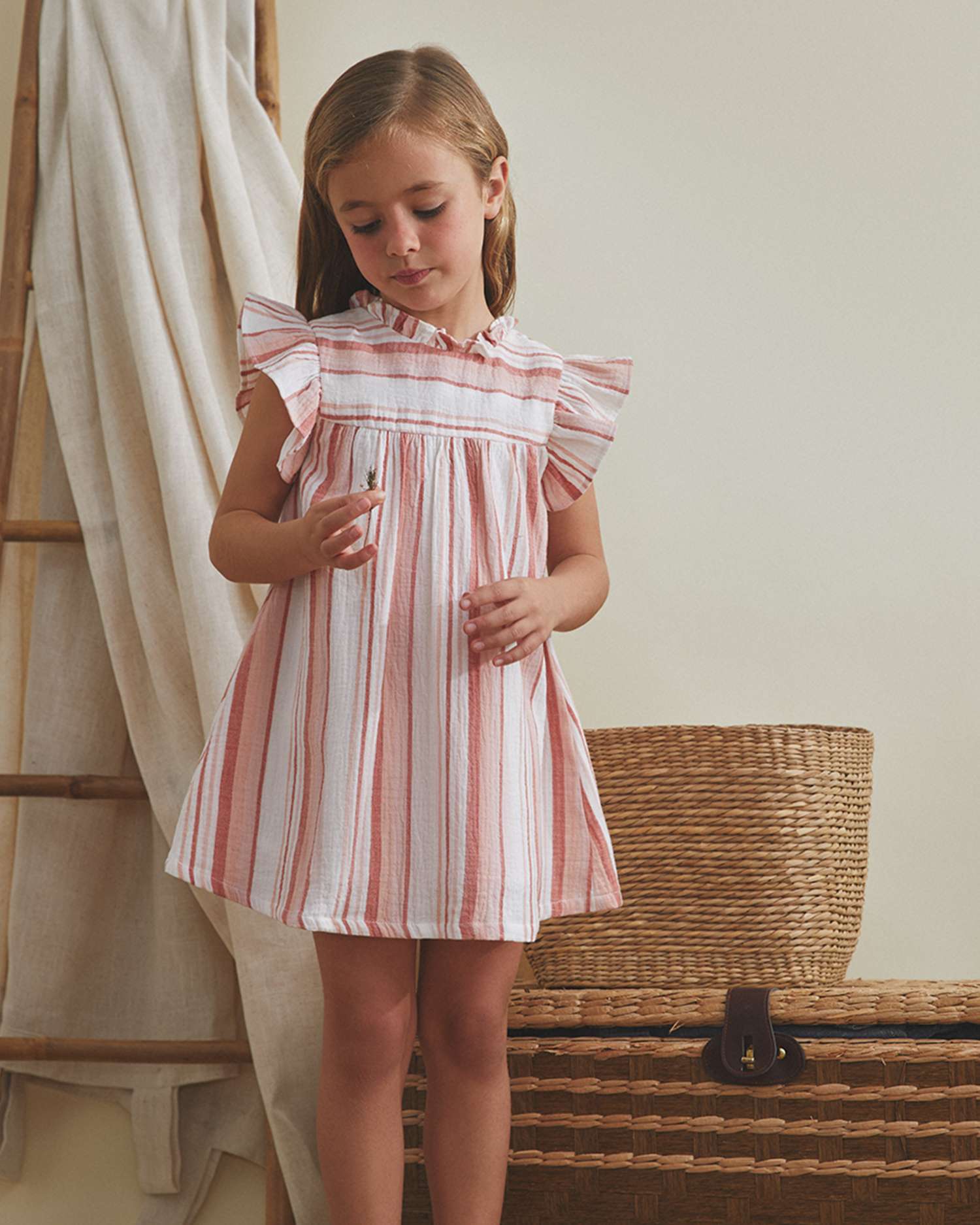 Vestido Infantil com Estampado Às Riscas em Tons Coral-1