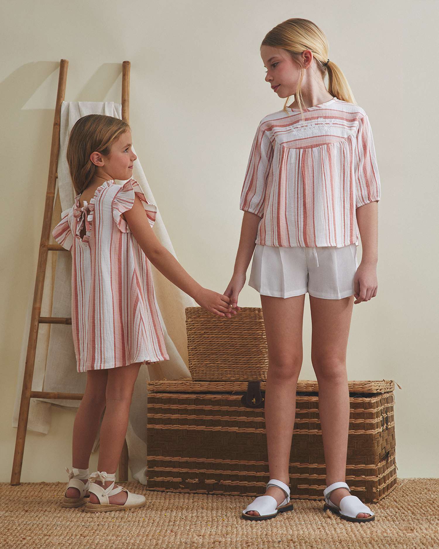 Vestido Infantil com Estampado Às Riscas em Tons Coral-2