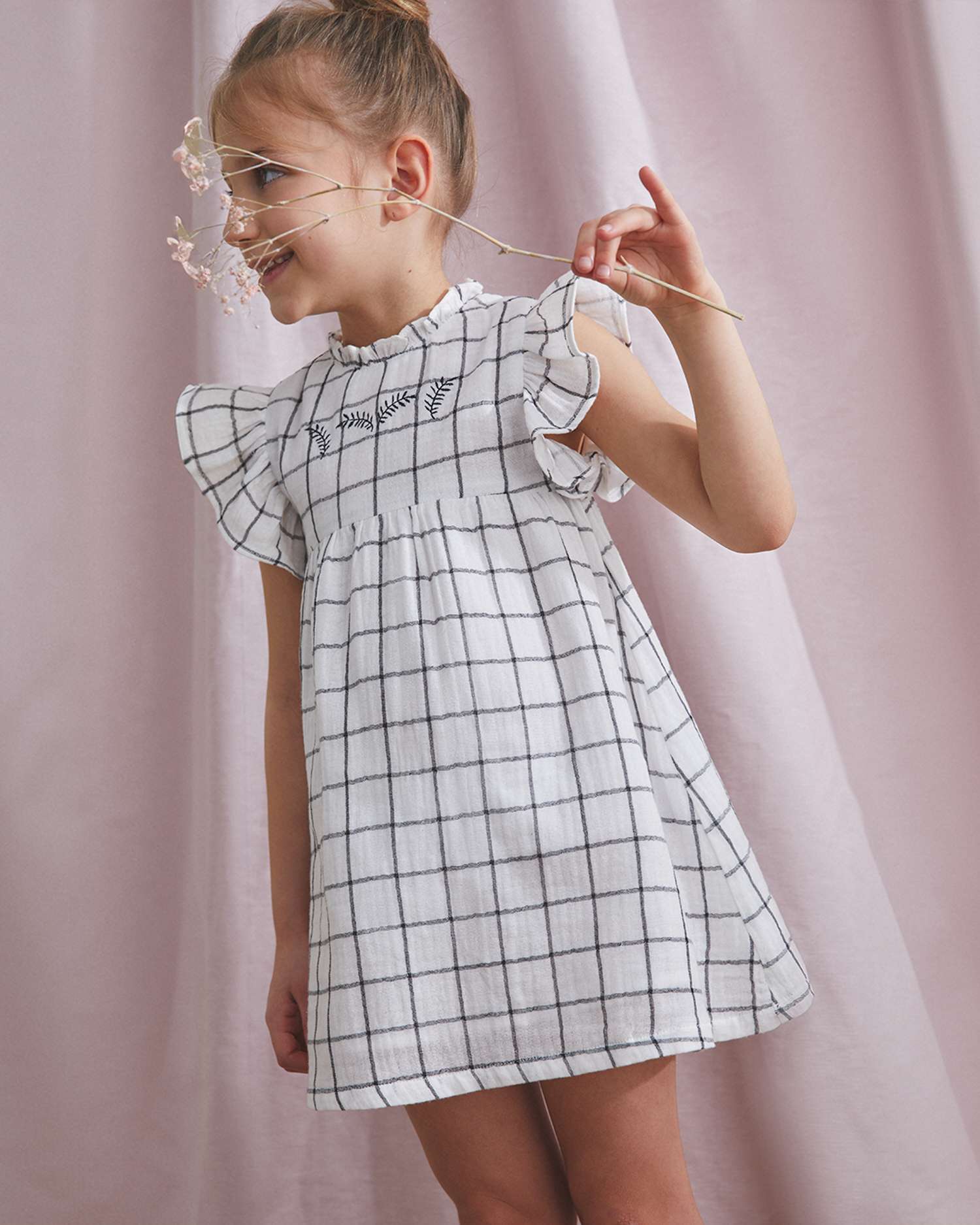 Vestido Infantil Aos Quadrados com Detalhe Bordado Preto-1