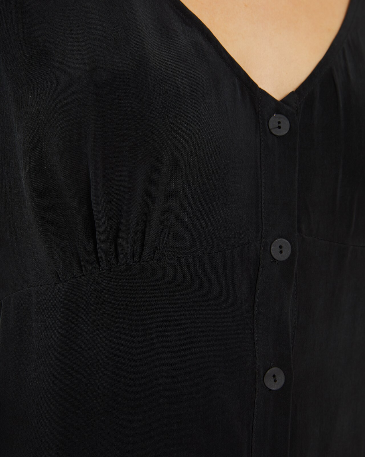 Vestido Preto Curto com Gola em V e Botões Preto-5